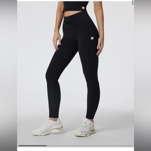 2 Vuori Daily Leggings
